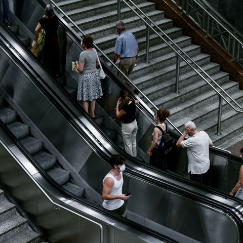 Πολίτες με μάσκα στο μετρό Συντάγματος