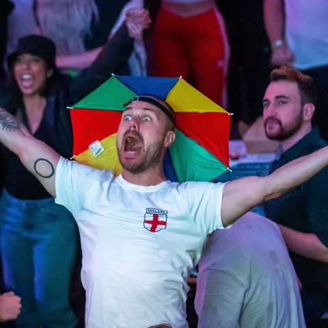 Οπαδός της Εθνικής Αγγλίας πανηγυρίζει την πρόκριση στον τελικό του Euro 2020