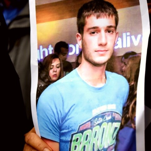 Αφίσα του Βαγγέλη Γιακουμάκη © Eurokinissi / ΚΑΤΕΡΙΝΑ ΝΟΜΙΚΟΥ