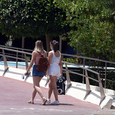 Κοπέλες περπατούν στο Άργος εν μέσω έντονης ηλιοφάνειας (ΦΩΤΟ ΑΡΧΕΙΟΥ) - Ο καιρός σήμερα Πέμπτη (8/7) είχε έντονη ζέστη