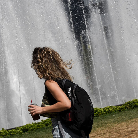 Κοπέλα περνά μπροστά από το συντριβάνι στην Ομόνοια (ΦΩΤΟ ΑΡΧΕΙΟΥ) - Ο ΕΟΔΥ ανακοίνωσε σήμερα Πέμπτη 8 Ιουλίου 2021 τα νέα κρούσματα κορωνοϊού και το τις περιοχές όπου εντοπίστηκαν