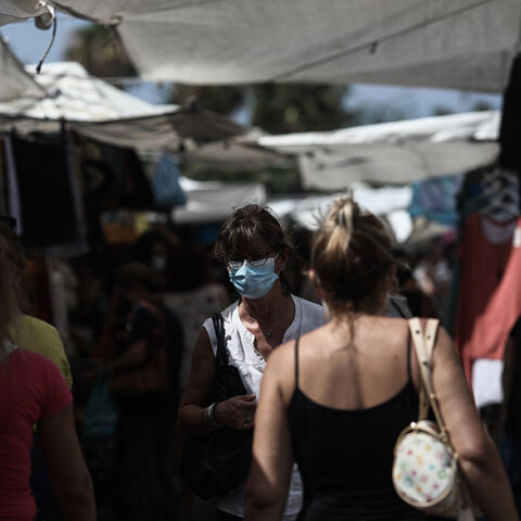 Πολίτες με μάσκα στη Γλυφάδα (ΦΩΤΟ ΑΡΧΕΙΟΥ) - Ο ΕΟΔΥ ανακοίνωσε σήμερα Πέμπτη (8/7) τα νέα κρούσματα κορωνοϊού στην Ελλάδα