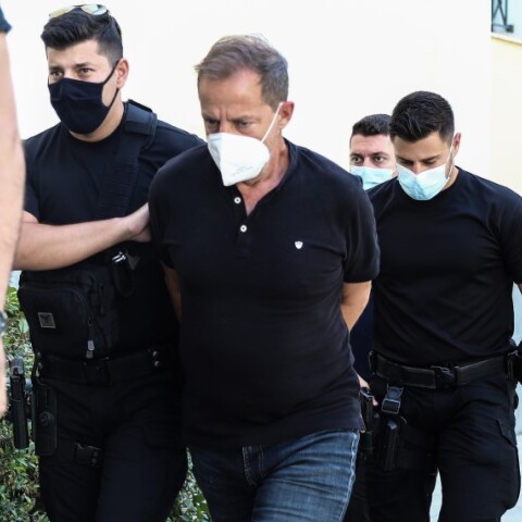 O Δημήτρης Λιγνάδης συνοδεύεται από αστυνομικούς © EUROKINISSI/ΒΑΣΙΛΗΣ ΡΕΜΠΑΠΗΣ