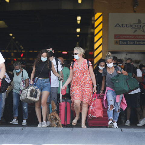 Επιστροφή ταξιδιωτών στον Πειραιά από νησιά (ΦΩΤΟ ΑΡΧΕΙΟΥ) - Οι ειδικοί εισηγούνται αρνητικό rapid test και στο ταξίδι επιστροφής