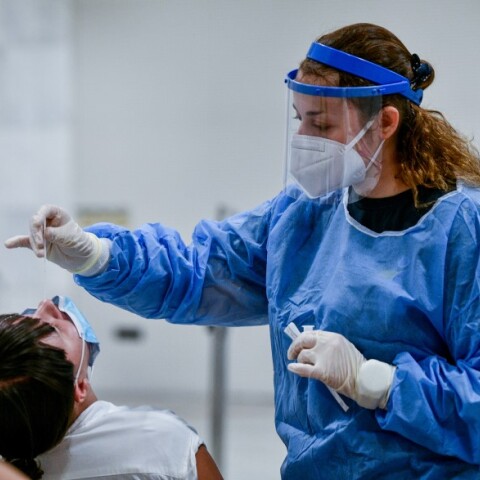 Διεξαγωγή γρήγορων διαγνωστικών ελέγχων (Rapid test) © ΤΑΤΙΑΝΑ ΜΠΟΛΑΡΗ/EUROKINISSI