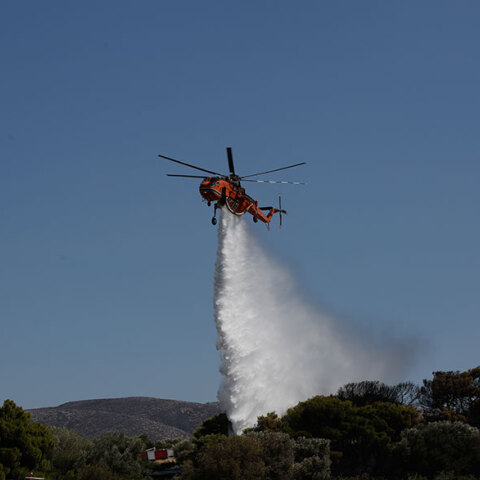 Ελικόπτερο επιχειρεί σε φωτιά στην Ανάβυσσο (ΦΩΤΟ ΑΡΧΕΙΟΥ)