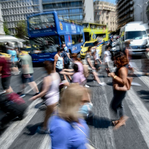 Πεζοί στο Σύνταγμα (ΦΩΤΟ ΑΡΧΕΙΟΥ) - Ο ΕΟΔΥ ανακοίνωσε σήμερα Παρασκευή (9/7) τα νέα κρούσματα κορωνοϊού στην Ελλάδα