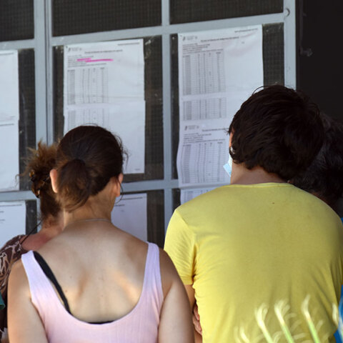 Πανελλήνιες 2021: Υποψήφιοι βλέπουν τις βαθμολογίες που αναρτήθηκαν σήμερα Παρασκευή 9 Ιουλίου 2021 και ξεκινούν να υπολογίζουν τα μόρια