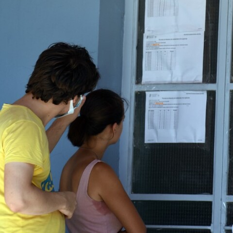 Μητέρα και γιος κοιτάζουν τα αποτελέσματα των Πανελληνίων © Eurokinissi/ΠΑΠΑΔΟΠΟΥΛΟΣ ΒΑΣΙΛΗΣ 