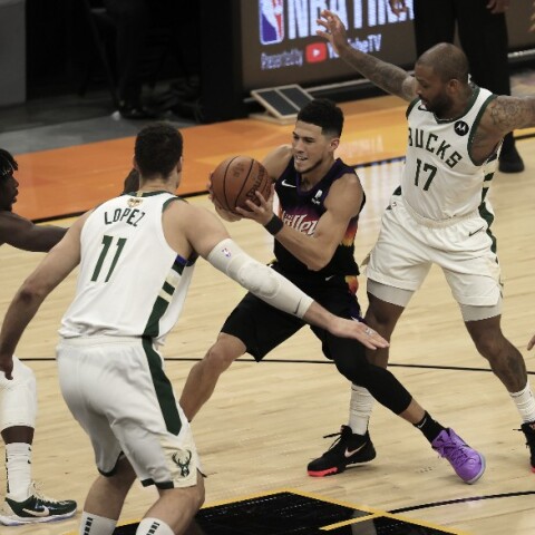 Ο Ντέβιν Μπούκερ ανάμεσα σε παίκτες των Μπακς