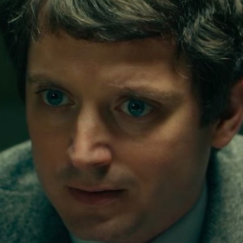 Ο Ελάιτζα Γουντ ως πράκτορας του FBI Μπιλ Χάγκμαϊερ στην ταινία «No Man of God»