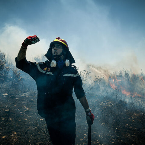 Φωτιά στον Βαρνάβα - Η αγωνία του πυροσβέστη που συνεχίζει να δίνει μάχη με τις φλόγες στο πύρινο μέτωπο στην Αττική