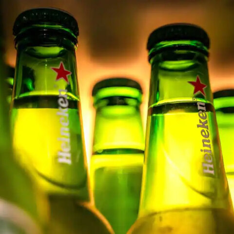 Heineken (ΦΩΤΟ ΑΡΧΕΙΟΥ) - Το νέο της σποτ για τον εμβολιασμό προκάλεσε αντιδράσεις από τους αρνητές των εμβολίων