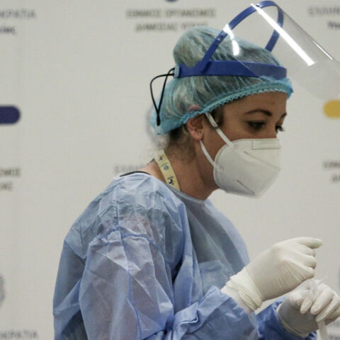 Υγειονομικός στο Μετρό «Σύνταγμα» ετοιμάζει rapid test για κορωνοϊό (ΦΩΤΟ ΑΡΧΕΙΟΥ)