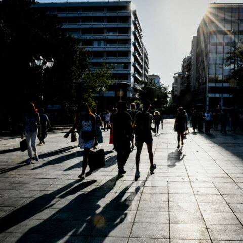 Πολίτες στο Σύνταγμα (ΦΩΤΟ ΑΡΧΕΙΟΥ) - Ο Άκης Σκέρτσος εκτιμά ότι μέχρι τα τέλη καλοκαιριού μπορεί να έχει δημιουργηθεί τείχος ανοσίας 70-75%