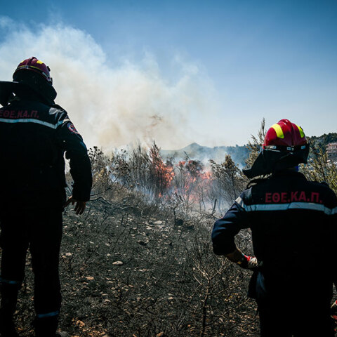 Πυροσβέστες που συμμετέχουν στην επιχείρηση κατάσβεσης για τη φωτιά στον Βαρνάβα