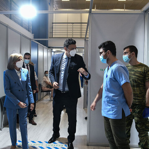 Ο υπουργός Υγείας Βασίλης Κικίλιας στο mega εμβολιαστικό κέντρο «Προμηθέας», μαζί με την Ευρωπαία Επίτροπο Υγείας Στέλλα Κυριακίδου (ΦΩΤΟ ΑΡΧΕΙΟΥ)