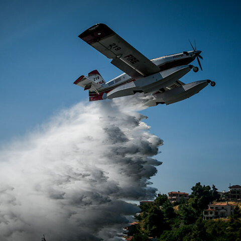 Αεροσκάφος επιχειρεί στη φωτιά στον Βαρνάβα
