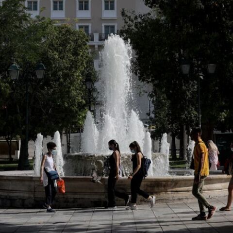 Πολίτες με μάσκα στο κέντρο της Αθήνας 