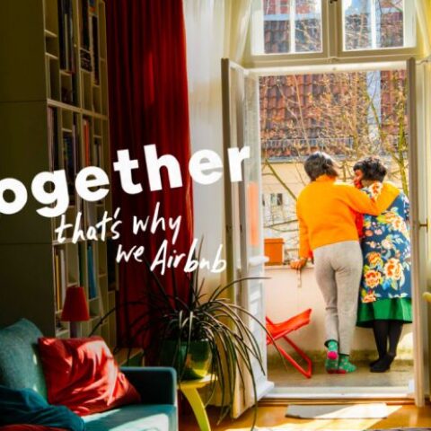 Ζευγάρι σε μπαλκόνι στην πόλη του Παρισιού