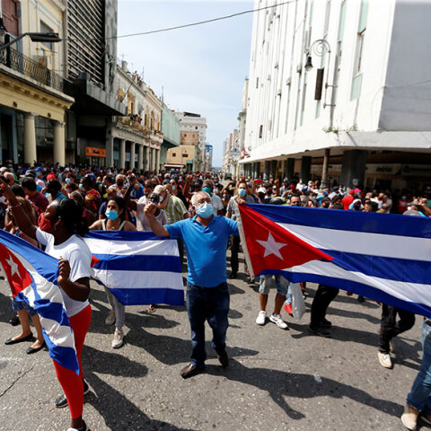 Κούβα: Πολίτες με εθνικές σημαίες βγήκαν στους δρόμους στην πρωτεύουσα Αβάνα για να διαδηλώσουν για οικονομική κρίση και πανδημία κορωνοϊού
