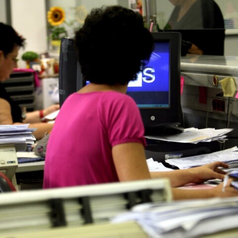 Εργαζόμενη σε Δημόσια Υπηρεσία © EUROKINISSI /ΤΑΤΙΑΝΑ ΜΠΟΛΑΡΗ - Διάλειμμα 15 λεπτών για κάθε δίωρο στον υπολογιστή