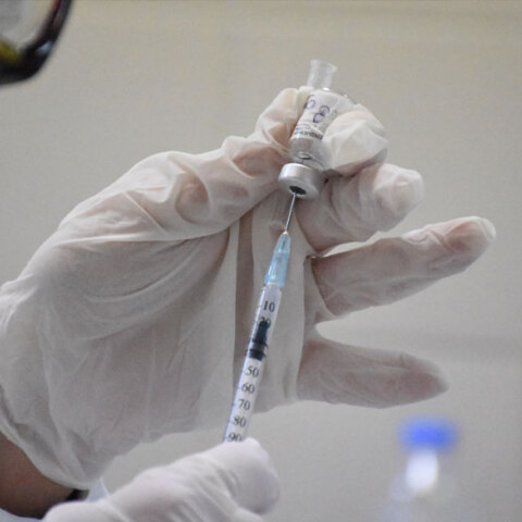 Εμβόλιο για τον κορωνοϊό (ΦΩΤΟ ΑΡΧΕΙΟΥ) - Υποχρεωτικός ο εμβολιασμός για τους εργαζόμενους σε γηροκομεία, όπως ανακοίνωσε ο πρωθυπουργός Κυριάκος Μητσοτάκης, επισημαίνοντας ότι όσοι δεν εμβολιαστούν, μπαίνουν σε αναστολή εργασίας