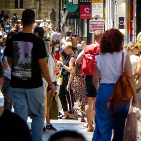 Κόσμος στην Ερμού © EUROKINISSI / ΚΟΝΤΑΡΙΝΗΣ ΓΙΩΡΓΟΣ 