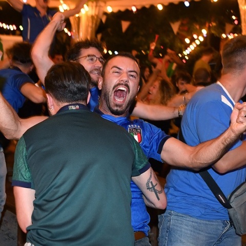 Φίλαθλος της Ιταλίας πανηγυρίζει μετά τη νίκη στο Euro 2020