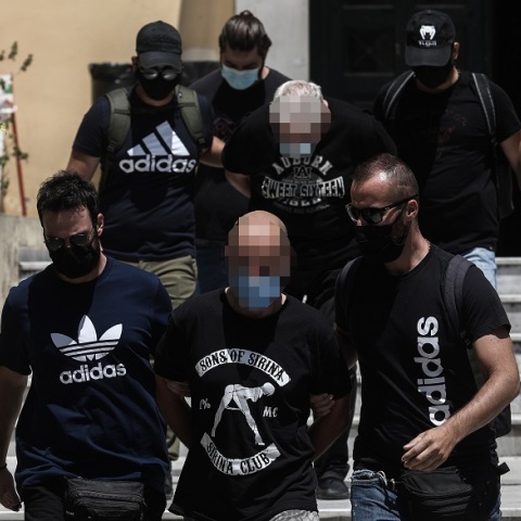 Ηλιούπολη: Ο αστυνομικός, ο οποίος κρατούσε και εξέδιδε την 19χρονη, σύμφωνα με την καταγγελία της