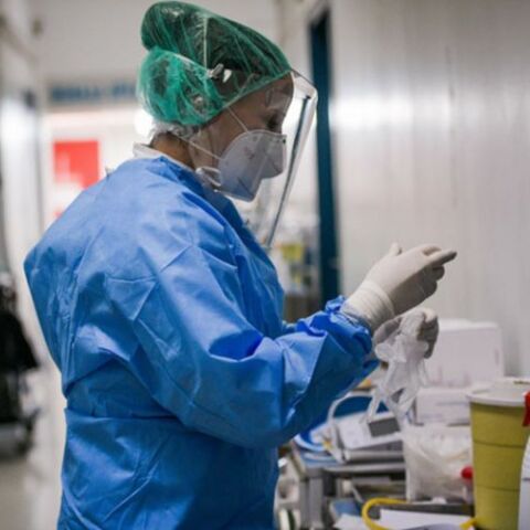 Υγειονομικός με προστατευτική στολή για τον κορωνοϊό