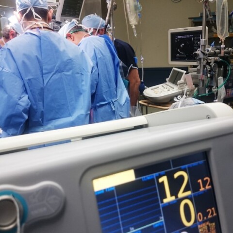 Eντατική νοσοκομείου με πολλούς γιατρούς © Unsplash