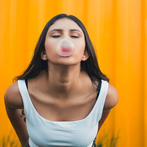 Κορίτσι κάνει τσιχλόφουσκα