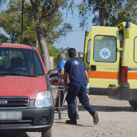 Ασθενοφόρο του ΕΚΑΒ μεταφέρει λουόμενο χωρίς τις αισθήσεις του από παραλία (ΦΩΤΟ ΑΡΧΕΙΟΥ) - Στη Μήλο εντοπίστηκε νεκρός στη θάλασσα ένας 83χρονος