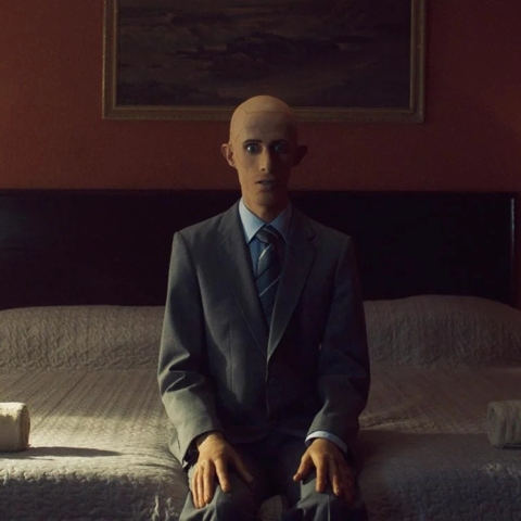 Ρομπότ με μορφή ανθρώπου και κοστούμι