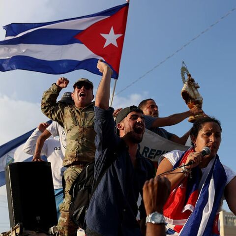 Χιλιάδες Κουβανοί βγήκαν στους δρόμους σε ολόκληρη τη χώρα για να διαμαρτυρηθούν για τους πανδημικούς περιορισμούς, τον ρυθμό των εμβολιασμών Covid-19 και την κουβανική κυβέρνηση.