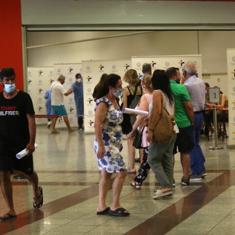 Αθηναίοι περιμένουν στο στσθμό του Μετρό στο Σύνταγμα προκειμένου να κάνουν rapid test © ΑΠΕ / ΟΡΕΣΤΗΣ ΠΑΝΑΓΙΩΤΟΥ