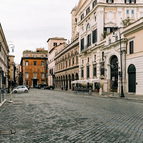 Η άδεια πλατεία Piazza Santi Apostoli στη Ρώμη κατά τη διάρκεια του lockdown