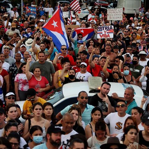 Χιλιάδες Κουβανοί βγήκαν στους δρόμους σε όλη τη χώρα για να διαμαρτυρηθούν για τους περιορισμούς, τον ρυθμό των εμβολιασμών κατά της Covid-19 και την κουβανική κυβέρνηση