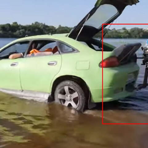 Ρώσος εφευρέτης έκανε αμφίβιο αυτοκίνητο DIY και το έβαλε στη θάλασσα