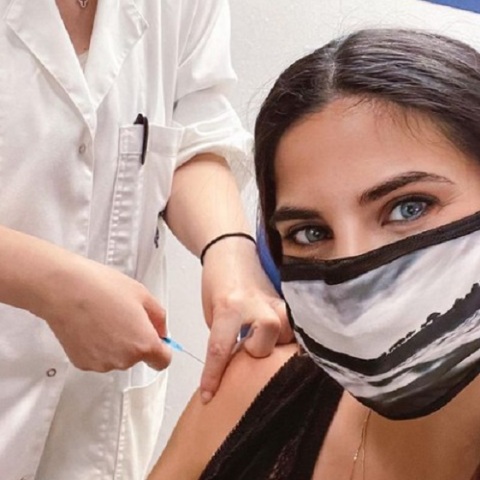 Η Χριστίνα Μπόμπα εμβολιάστηκε κατά του κορωνοϊού