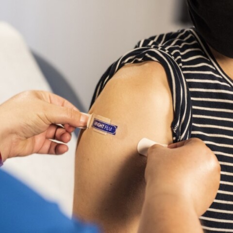 Γυναίκα ππυ μόλις έκανε το εμβόλιο © Unsplash - HΠΑ-Πώς αποφάσισαν να εμβολιαστούν οι δύσπιστοι