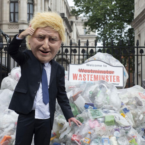 Πλαστικά απορρίμματα έξω από την πρωθυπουργική κατοικία, Ντάουνινγκ Στριτ 10, στο Λονδίνο - Τα έριξε η Greenpeace, στέλνοντας μήνυμα στον Μπόρις Τζόνσον