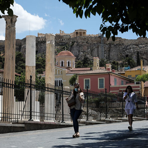 Κοπέλα με μάσκα στο Μοναστηράκι (ΦΩΤΟ ΑΡΧΕΙΟΥ) - Ο ΕΟΔΥ ανακοίνωσε σήμερα Τετάρτη (14/7) τα νέα κρούσματα κορωνοϊού στην Ελλάδα το τελευταίο 24ωρο