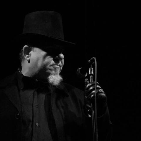 Ο μουσικός και συγγραφέας Mike Pougounas τραγουδά μπροστά σε μικρόφωνο