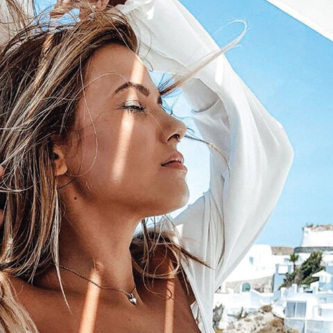 Η Λάουρα Νάργες στη Σαντορίνη