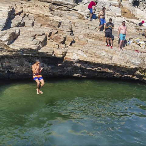 ΒΟΥΤΙΕΣ ΣΤΗΝ ΦΥΣΙΚΗ ΠΙΣΙΝΑ ΤΗΣ ΓΚΙΟΛΑ ΣΤΗΝ ΘΑΣΟ