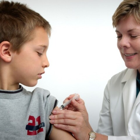 Γιατρός εμβολιάζει παιδί 12-15 ετών © Unsplash