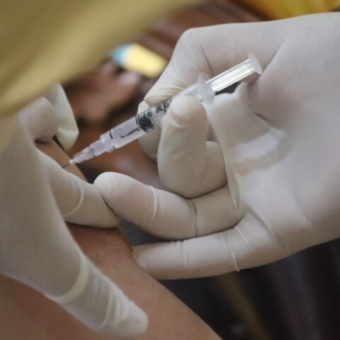 Πολίτης που εμβολιάζεται © Unspalsh - Στο πειθαρχικό οι ανεμβολίαστοι δημόσιοι υπάλληλοι 