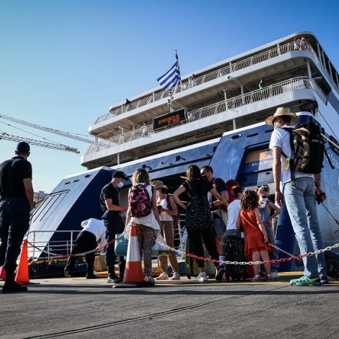 Ταξιδιώτες αναμένουν την επιβίβασή τους σε πλοίο